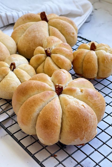 Pumpkin Shaped Bread, Pull Apart Rolls, Beginner French, Shaped Bread, Baking For Beginners, Pumpkin Bowls, French Bread Recipe, Fall Soup, Bread Shaping