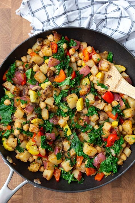 Vegan Breakfast Hash- this hash is filled with veggies, easy to make, and a hearty and filling breakfast! #breakfast #veganbreakfast #veggies Hearty Breakfast Recipes, Clean Dinner, Clean Dinner Recipes, Mediterranean Breakfast, Recipe For Breakfast, Veggie Breakfast, Vegan Breakfast Easy, Hash Recipe, Breakfast Hash