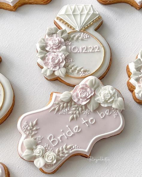 Royalbites | Sugar Cookie Artist (@royalbites) • Instagram photos and videos Bridal Shower Cookies Ideas, Jasper Wedding, Fondant Biscuits, Wedding Sugar Cookies, Bride Cookies, Engagement Cupcakes, Elegant Cookies, Wedding Shower Cookies, Anniversary Cookies