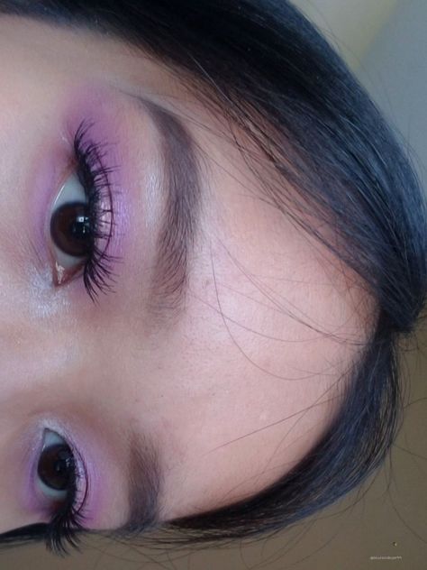 A light purple eyeshadow look on a pair of dark brown eyes. Simple Purple Eyeshadow Looks, Soft Purple Eyeshadow, Light Purple Makeup, Light Purple Eyeshadow, Purple Shimmer Eyeshadow, Debut Makeup, Lavender Eyeshadow, Lilac Makeup, Quince Makeup