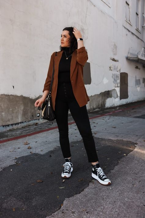 All Black Outfit Buisness Casual Women, Sneakers Outfit 2023, Workwear With Sneakers, Business Casual With Sneakers, Fall Sneakers Outfit, Black Dress Pants Outfits, Bussines Casual Woman, Business Casual Sneakers, Fashionable Nails