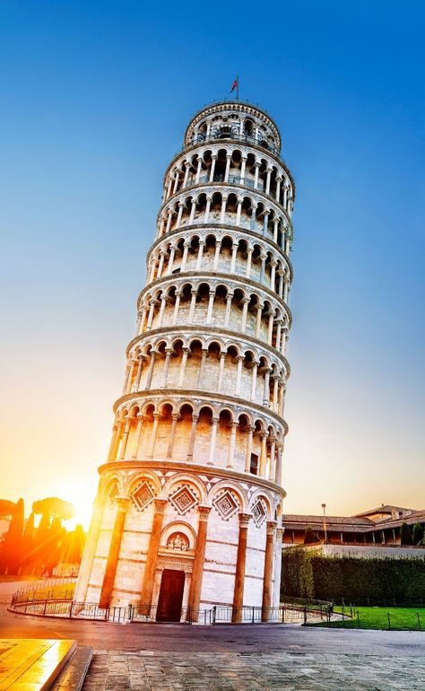 20 Incredible Landmarks in Italy. Make a wish at this landmark in Rome, and you’re sure to return one day. #italytravel #italian #history #rome #colosseum Best Places In Italy, The Leaning Tower Of Pisa, Pisa Italy, Tower Of Pisa, Places In Italy, Beautiful Travel Destinations, Voyage Europe, Destination Voyage, Visit Italy