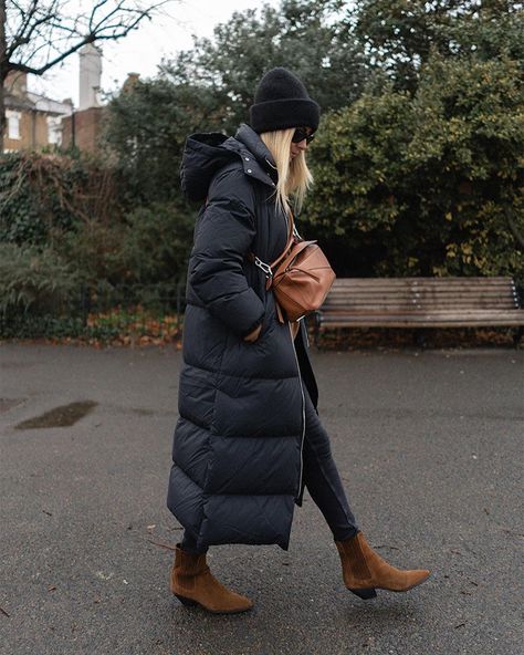 Puffer Coat Outfit, Emma Hill, Winter Mode Outfits, Beanie Outfit, Down Puffer Coat, Mode Casual, Street Style Winter, Outfit Trends, Coat Outfits