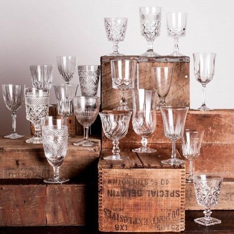 Obsessed with these mix match wine glasses and drawing some much needed inspiration🙌🏻 Vintage Glasswear, Mismatched Glasses, Clear Glassware, Google Glasses, Wedding Glassware, Wedding Wine Glasses, Sweets Table, Crystal Stemware, Vintage Trends