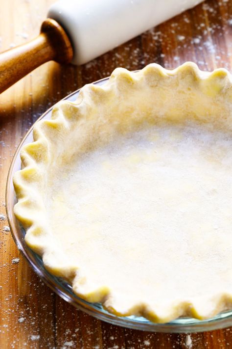 Learn how to make pie crust with this delicious, flaky, all-butter homemade pie crust recipe. It's easy to make in the food processor or 100% by hand with just 5 ingredients. | gimmesomeoven.com #pie #crust #dessert #homemade #thanksgiving #christmas #holiday #howto