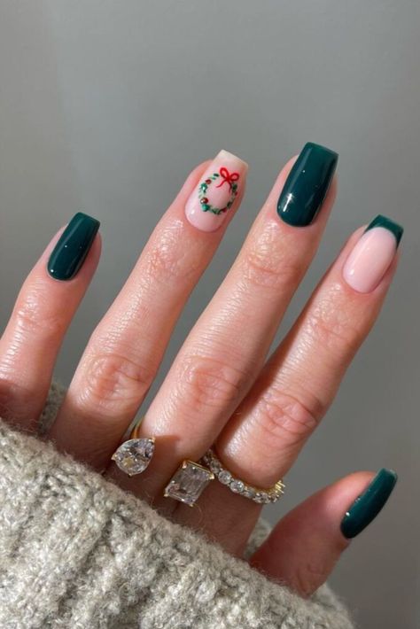 green Christmas nails designs ideas Simple Winter Nails Green, Cute Simple Nails For Christmas, Green Christmas Nails With Holly, Festive Nails Christmas Green, Emerald Green Manicure, Cute Nails For Christmas Simple, Nail Gel Christmas, Christmas Nails Green Square, Not So Christmas Nails