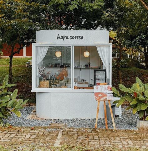 Pop Up Cafe Design, Tiny Cafe Design, Small Kiosk Design, Mini Cafe Ideas, Food Market Stall, Coffee House Design, Pop Up Cafe, Mobile Coffee Shop, Mini Cafe