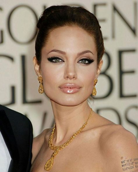 Angelina Jolie Nose, Extravagant Makeup, Latin Makeup, Angelina Jolie Young, Angelina Jolie Makeup, Angelina Jolie Style, Angelina Jolie Photos, Best Makeup Artist, Bold Makeup