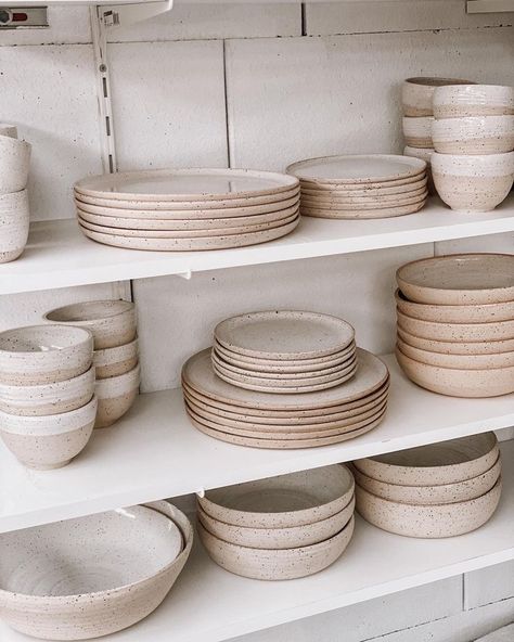 Kitchen Neutral Decor, Neutral Kitchenware, Kitchen Ware Aesthetic, Japandi Pottery, Minimalist Dishes, Kitchen Dishes Sets, Dish Aesthetic, Kitchen Crockery, Kitchen Pottery