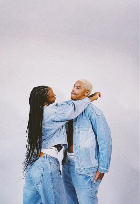 2000s Couple Photoshoot, 2000s Couples, Denim Photoshoot, Look 80s, Swag Couples, Lover Girl, Anniversary Photoshoot, Glam Photoshoot, Cute Couple Outfits