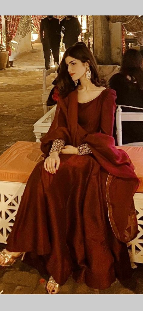 Maroon Long Dress Indian, Maroon Desi Outfit, Red Chiffon Dress Pakistani, Maroon Desi Dress, Maroon Gowns For Wedding, Simple Red Wedding Dress Pakistani, Maroon Indian Dress, Red Eid Outfit, Pakistani Red Suit