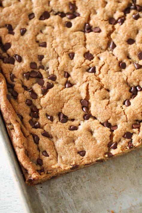 Sheet Pan Chocolate Chip Cookie Bars Recipe - Six Sisters' Stuff Chocolate Chip Cookie Bar, Cookie Squares, Chocolate Chip Cookie Bar Recipe, Brownie Mix Cookies, Dessert Oreo, Pan Cookies, Six Sisters Stuff, Cookie Brownie Recipe, Chocolate Chip Bars