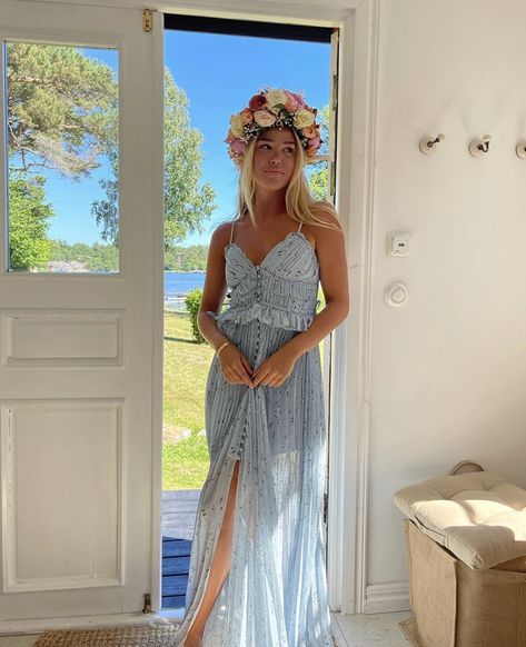 Midsommar Aesthetic Outfit, Birthday Fits Summer, Dress Code Birthday Party, Midsommar Dress, Midsommar Outfit, 18th Birthday Dress, Lake Birthday, Northern Girls, Party Dress Codes