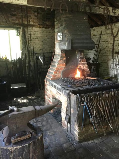 Medieval Blacksmith, Home Forge, Forge Ideas, Diy Forge, Blacksmith Workshop, Coal Forge, Blacksmith Ideas, Black Smith, Black Smithing