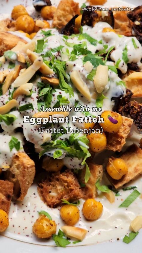 Eggplant Fatet Recipe https://resepmamiku.com/en/eggplant-fatet-colourme_aesthetic Fried Pita Bread, Fried Eggplant, Middle Eastern Cuisine, Middle Eastern Dishes, Eastern Cuisine, Yogurt Sauce, Pita Bread, Pomegranate Seeds, Pine Nuts