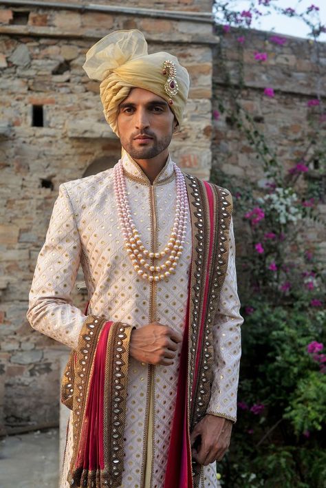 Pinterest: @pawank90 Groom Pagdi Indian, Pheta Turban, Groom Pagdi, Indian Wedding Suits Men, Indian Groom Dress, Indian Wedding Clothes For Men, Best Indian Wedding Dresses, Sherwani For Men Wedding, Groom Dress Men