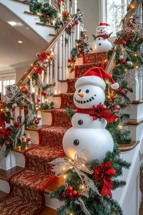 fun snowman christmas staircase Christmas Tree Spiral Staircase, Spiral Stairs Christmas Decorations, Vintage Christmas Staircase, Christmas Tree Styles, Holiday Staircase, Christmas Penguin Staircase, Diy Christmas Decor Ideas, Christmas Staircase Decor, Best Christmas Tree