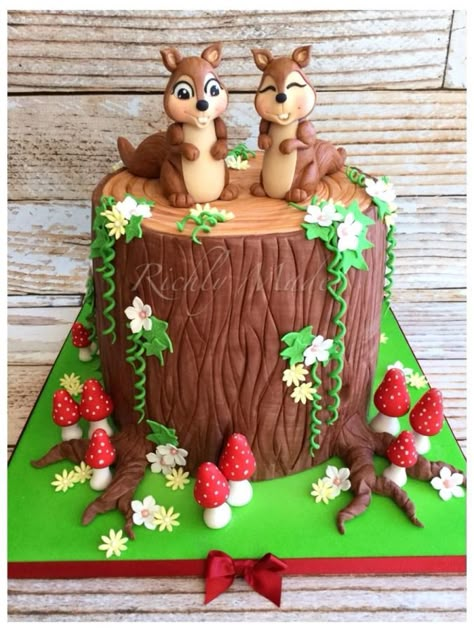 Squirrel treestump cake - Cake by Madelyn Bambi Cake, Squirrel Cake, Animals Fondant, Bear Decorations, Nature Cake, Woodland Cake, Fairy Cakes, Forest Cake, Tree Cakes