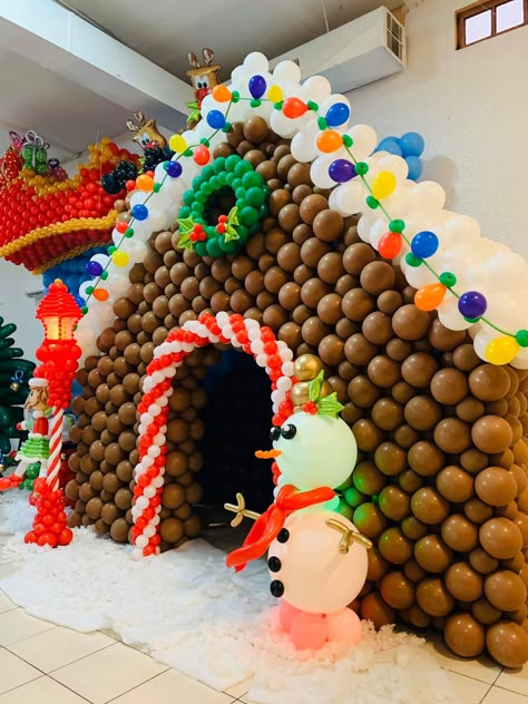 Balloon Gingerbread House Tutorial, Gingerbread House Balloons, Balloon Gingerbread House, Christmas Balloon Wall, Christmas Balloon Decor, Pto Events, Balloon Board, Link Balloons, Parade Float Ideas