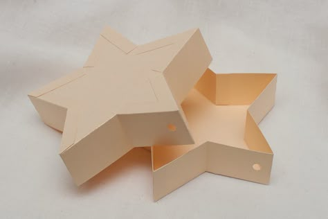 Star box tutorial.  No dies required...template for star in the post.  Pictorial Tutorial not video. Star Box Template, Origami Kutu, Paper Box Diy, Paper Box Template, Box Templates, Star Box, 3d Star, Origami Box, Hollywood Party