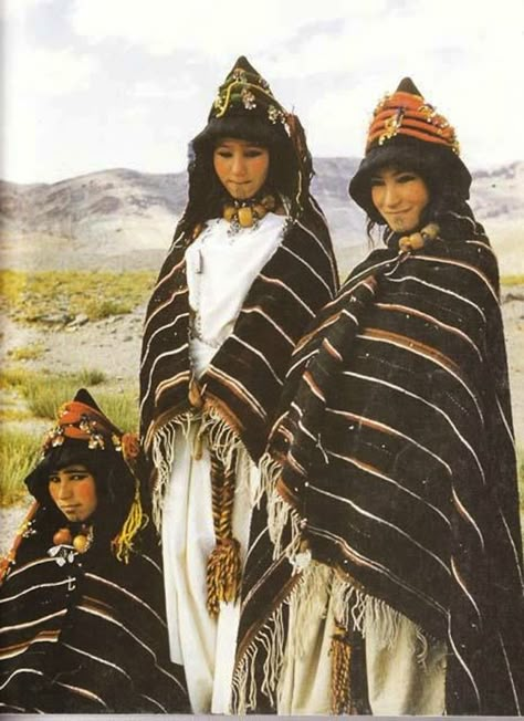 Berber girls of Imilchil village, of the Ait Haddidou tribe, during a wedding in 1980 Three Women, Folk Dresses, Berber Women, Traditional Fashion, Folk Costume, People Of The World, World Cultures, Traditional Clothing, North Africa