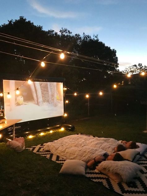 Diy Backyard Movie Night, Patio Chico, Diy Backyard Movie, Backyard Movie Theaters, Outdoor Movie Night, Backyard Movie Nights, Outdoor Cinema, Backyard Movie, Movie Night Party