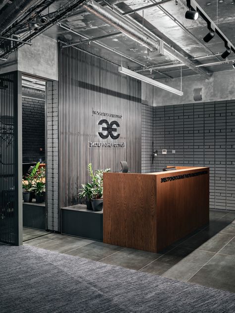 Gallery of Expert Electric Company Offices / Leatelier.business - 8 Industrial Reception Desk, Modern Industrial Office, Industrial Reception, La Mecca, Office Reception Design, Industrial Office Design, Reception Desk Design, Office Design Inspiration, Office Tour