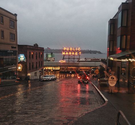 Sleepless In Seattle, Pike Place, Emerald City, Vintage Market, City Aesthetic, Seattle Washington, Pretty Places, In The Rain, Washington State