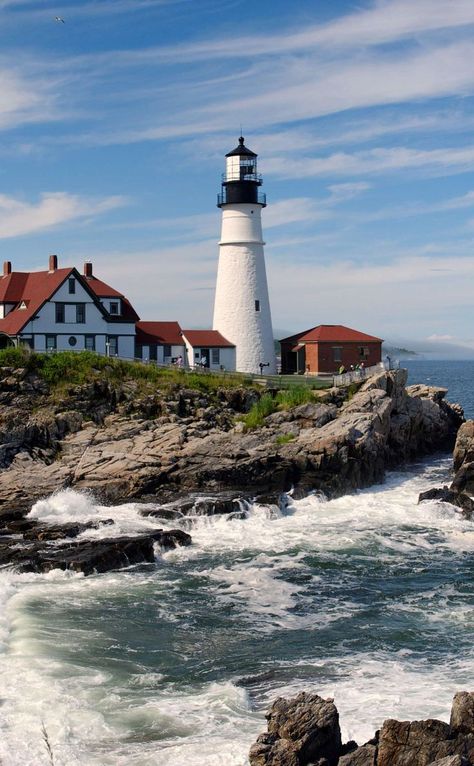 Portland Head Lighthouse (1791), Cape Elizabeth, Maine - The oldest lighthouse in the state of Maine. Construction began in 1787 at the directive of George Washington. Today the light station is automated & the tower, beacon and foghorn are maintained by the United States Coast Guard. Photography For Painting, Lighthouse Quotes, Reunion Activities, Beach Sculpture, Family Reunion Activities, Lighthouse Storm, Portland Head Lighthouse, New England Lighthouses, Old Lighthouse