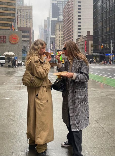 Nyc Aesthetic Winter Outfit, Downtown Winter Photoshoot, Nyc Winter Instagram Pictures, Nyc Winter Picture Ideas, City Instagram Pictures, Nyc Photoshoot Ideas, Nyc Xmas, Rainy Nyc, Josefine Vogt