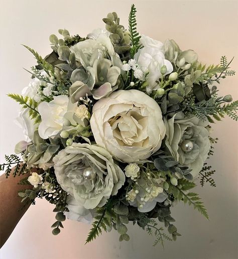 Sage Green Brides Bouquet, Green Wedding Bouquets Bride, Sage And Ivory Wedding Flowers, Brisedmaid Sage Green, Sage Green Bouquet Bridesmaid, Green Flower Wedding Bouquet, Wedding Green Bouquet, Sage Green Wedding Theme Flowers, Sage And Gold Wedding Flowers