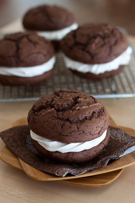 Whoopie Pie Cake Recipe, Easy Whoopie Pie, Cake Mix Whoopie Pies, Whoopi Pies, Homemade Oreo Cookies, Marshmallow Filling, Homemade Oreos, Recipes Using Cake Mix, Whoopie Pie Recipe