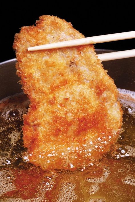 This is a guide about deep frying tips and tricks. Deep frying is a popular method of preparing certain foods. Following a few simple tips can ensure positive results and help prevent greasy, unappetizing ones. Fry Daddy Recipes, Deep Fried Foods, Deep Fryer Recipes, Deep Fried Recipes, Fry Food, Deep Fat Fryer, State Fair Food, Fried Recipes, Deep Fried Food