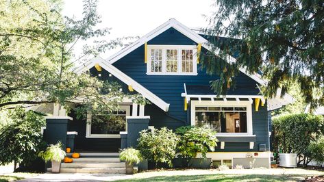 Deconstructing Portland - Curbed Craftsman Style Homes Interior Decor, Craftsman Paint Colors, Craftsman House Colors, Exterior Paint Schemes, Mountain Home Exterior, Portland House, Oregon House, Contemporary Craftsman, Craftsman Homes