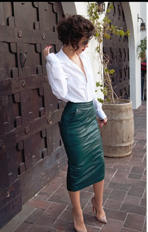 Love! Green Leather Pencil Skirt, Green Leather Skirt, Karla Deras, Rok Outfit, Skirt Diy, Rock Outfit, Leather Pencil Skirt, Looks Chic, Green Skirt