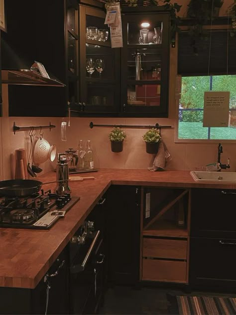 Dark Academia Aesthetic House, Light Academia Kitchen, Grunge Apartment Aesthetic, Dark Academia Kitchen, Dark Academia Living Room, Academia House, Dark Academia Interior, Dark Academia Home, Interior Home Ideas