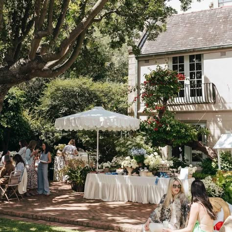 Sunday mood #gardenparty | Instagram Bridal Picnic, Wedding Table Cloth, Outdoor Garden Party, Wedding Motif, Garden Chic Wedding, Backyard Reception, Cocktail Hour Wedding, Wedding Lounge, Sunday Mood