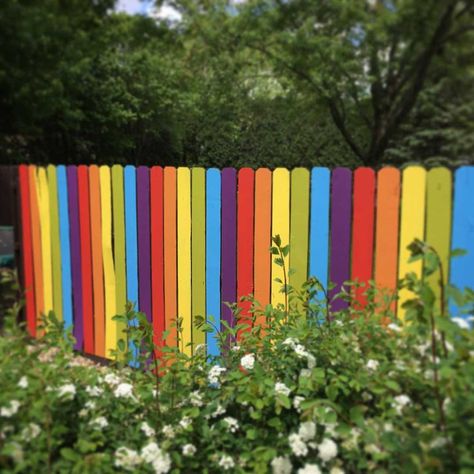 Coloured Fence Ideas, Wood Fence Mural Ideas, Paint Backyard Fence, Rainbow Fence Backyards, Picket Fence Color Ideas, Fence Art Painting Easy, Painted Picket Fence Ideas, Painted Picket Fence, Wood Fence Painting Ideas