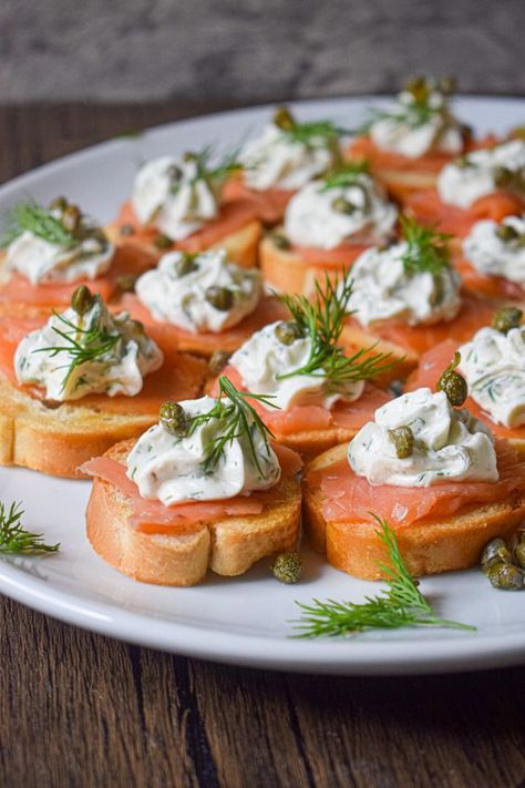 Smoked Salmon Crostini - The Jam Jar Kitchen Cold Canapes, Smoked Salmon Crostini, Salmon Crostini, Easy Canapes, Picnic Menu, Canapes Recipes, New Year's Eve Appetizers, Luxury Picnic, Afternoon Tea Recipes