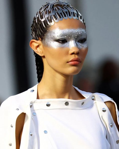 The Fall Makeup Trends of 2024 Are as Futuristic as They Are Moody | Allure Silver Futuristic Makeup, Space Age Makeup, Futuristic Makeup Sci Fi, Sci Fi Makeup, Futuristic Makeup, Guerlain Makeup, Alien Makeup, Fall Makeup Trend, Space Makeup