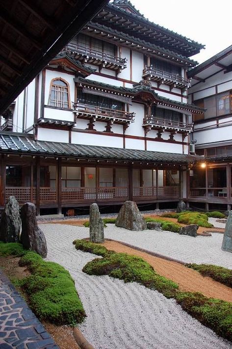 Japanese Buildings Traditional, Japanese House Aesthetic, Japanese Mansion, Japanese Exterior, Old Japanese House, Japanese Traditional Architecture, Beauty Of Japan, Japanese Buildings, China Architecture