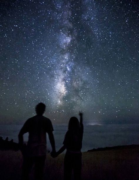 Couple Looking At The Stars Aesthetic, Watching The Stars Together, Concert Couple Photos, Stargazing With Friends, Stargazing Date Truck, Counting Stars Aesthetic, Star Gazing Couple, Star Gazing Date, Stargazing Couple