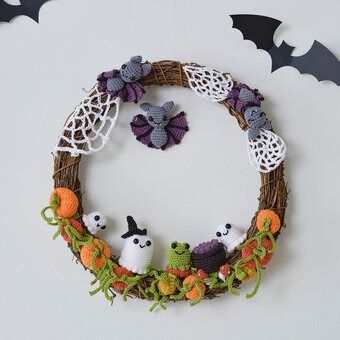 250+ Free Crochet Patterns & Project Ideas | Hobbycraft Halloween Crochet Garland Free Pattern, Crochet Halloween Wreath, Home Crochet Projects, Crochet Wreath Christmas, Amigurumi Creatures, Christmas Crochet Wreath, Crochet Christmas Ideas, Fall Crochet Ideas, Crochet Robin