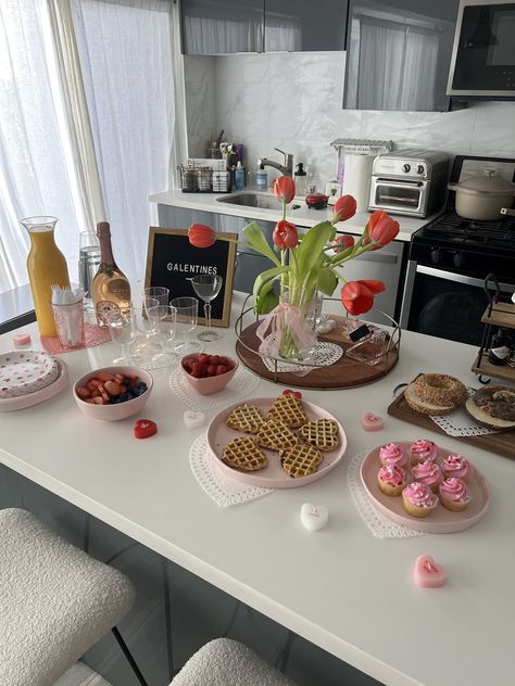 Sharing tips on how to host in a small apartment and sharing what I served for a Galentines brunch. Small Apartment Party, Day Party Aesthetic, Party Aesthetic Decor, Ideas For Girls Night, Apartment Entertaining, February Decor, Apartment Party, Galentines Brunch, Elegant Tea Party