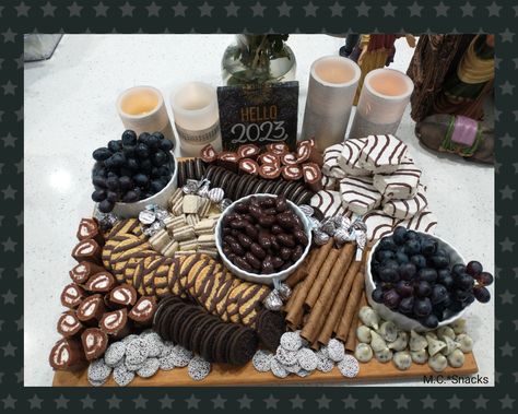 Black Themed Charcuterie Board, Black And White Snacks Party Ideas, Black Colored Foods For Party, Color Party Food Ideas Black, Black Colored Snacks, Black Food Board Ideas, Colour Themed Food Board, Color Themed Charcuterie Board Ideas, Color Party Ideas For Adults Black