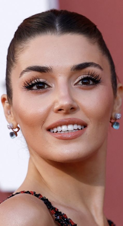 Hande Erçel Makeup, Nudestix Makeup, Mac Lipstick Swatches, Doll Eye Makeup, Perfect Teeth, Turkish Celebrities, Classy Couple, Actress Without Makeup, Natural Teeth Whitening