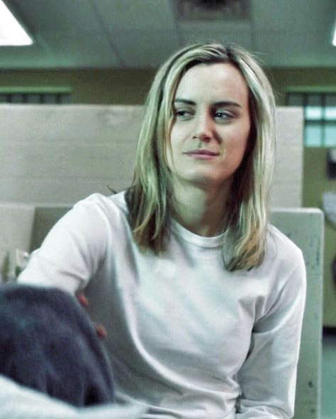 Taylor Schilling Girlfriend, Art Inspo Drawing, Oitnb Memes, Taylor Schilling Laura Prepon, Oitnb Cast, Inspo Drawing, Piper Chapman, Alex And Piper, Alex Vause