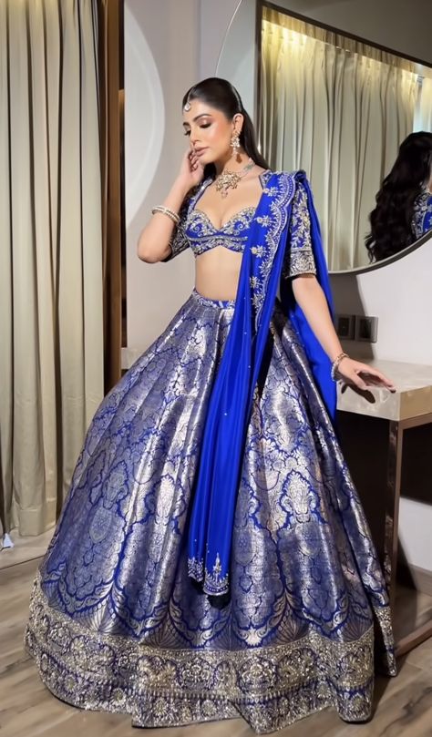 Royal Blue Silk Lehenga, Bridesmaid Chaniya Choli, Royal Lengha, Blue Lehenga For Wedding, Unique Lehenga Designs Wedding Ideas, Banarasee Lehenga, Jhanvi Kapoor Lehenga, Fancy Lehenga Party Wear, Latest Choli Designs