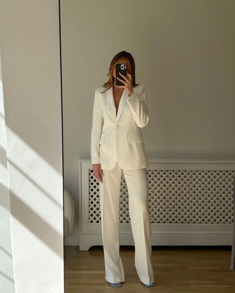 Sarah Ashcroft on Instagram: “My favourite Zara white suit 🤤” Zara White Blazer Outfit, White Pant Suit Women, Colored Pants Outfits, Zara Suit, Formal Suits For Women, White Blazer Outfits, Sarah Ashcroft, White Pantsuit, White Wedding Suit