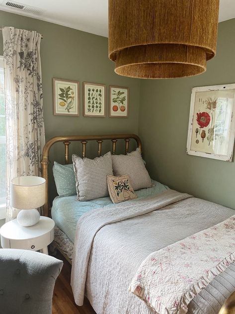 Corner Bed Guest Room, Twin Bed Guest Room Ideas Cozy, Small Room Ideas Aesthetic Twin Bed, Art Room Guest Room Combo, Guestrooms Ideas Decor, Small Spare Bedroom Ideas Guest Rooms, Small House Updates, Twin Bedroom Layout, Twin Bed Guest Room Ideas